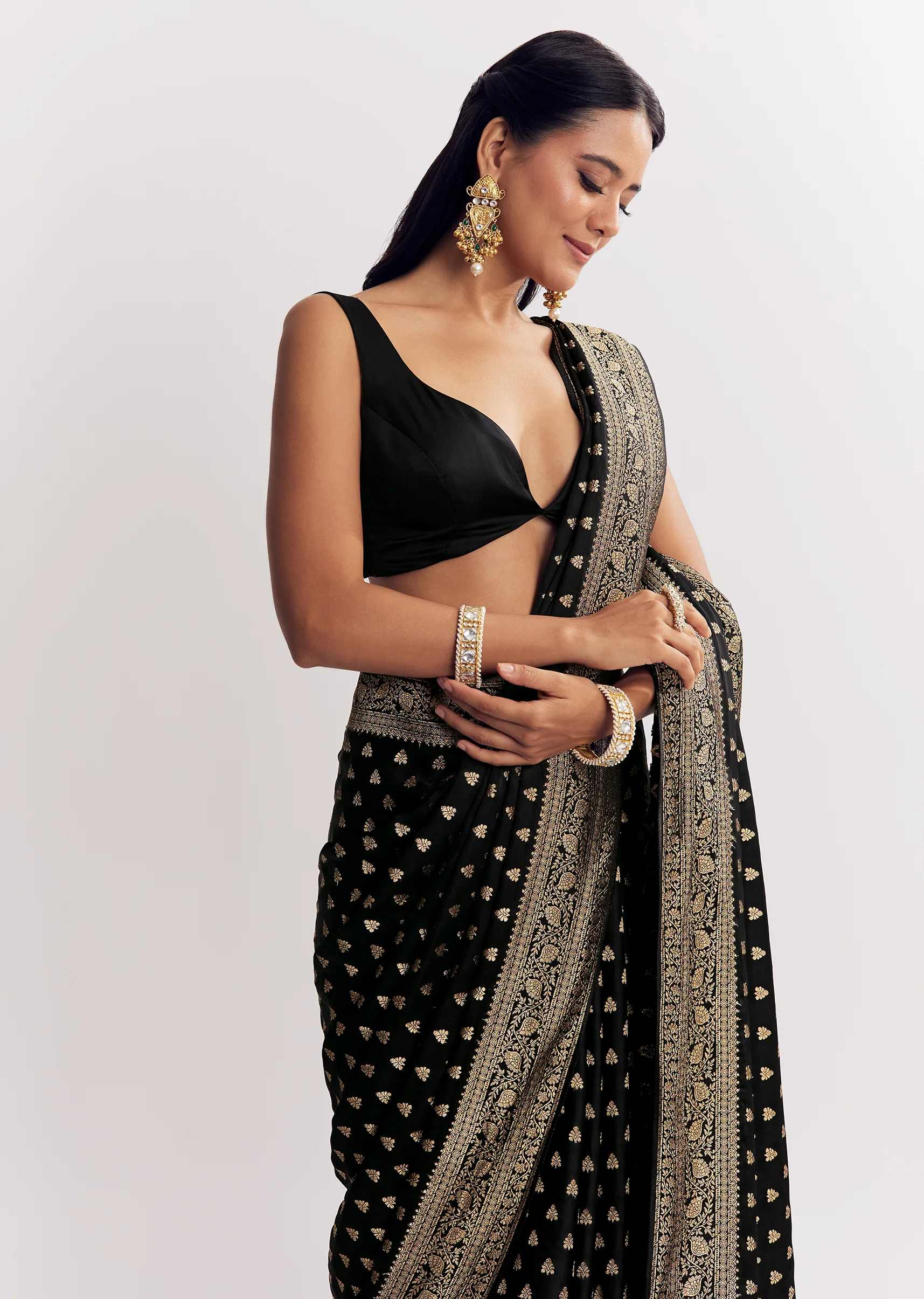 Black Dola Silk Saree With Woven Butti Work Border - Image 5