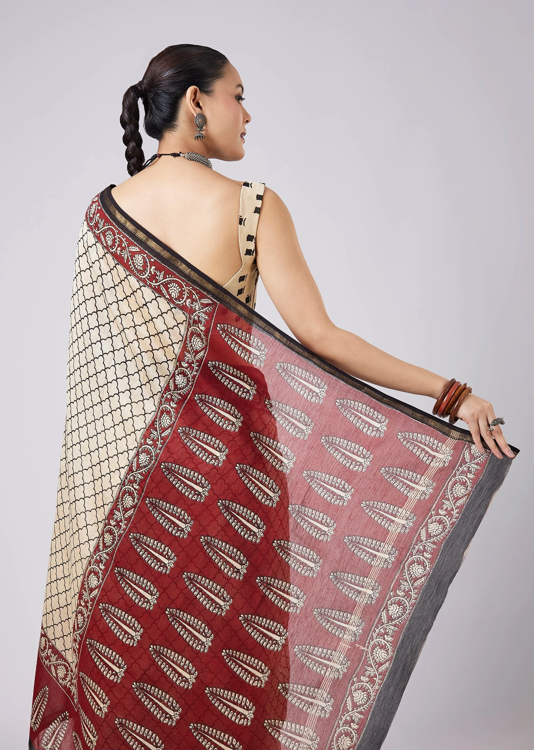 Cream Colorblock Printed Saree with Unstitched Blouse - Image 6