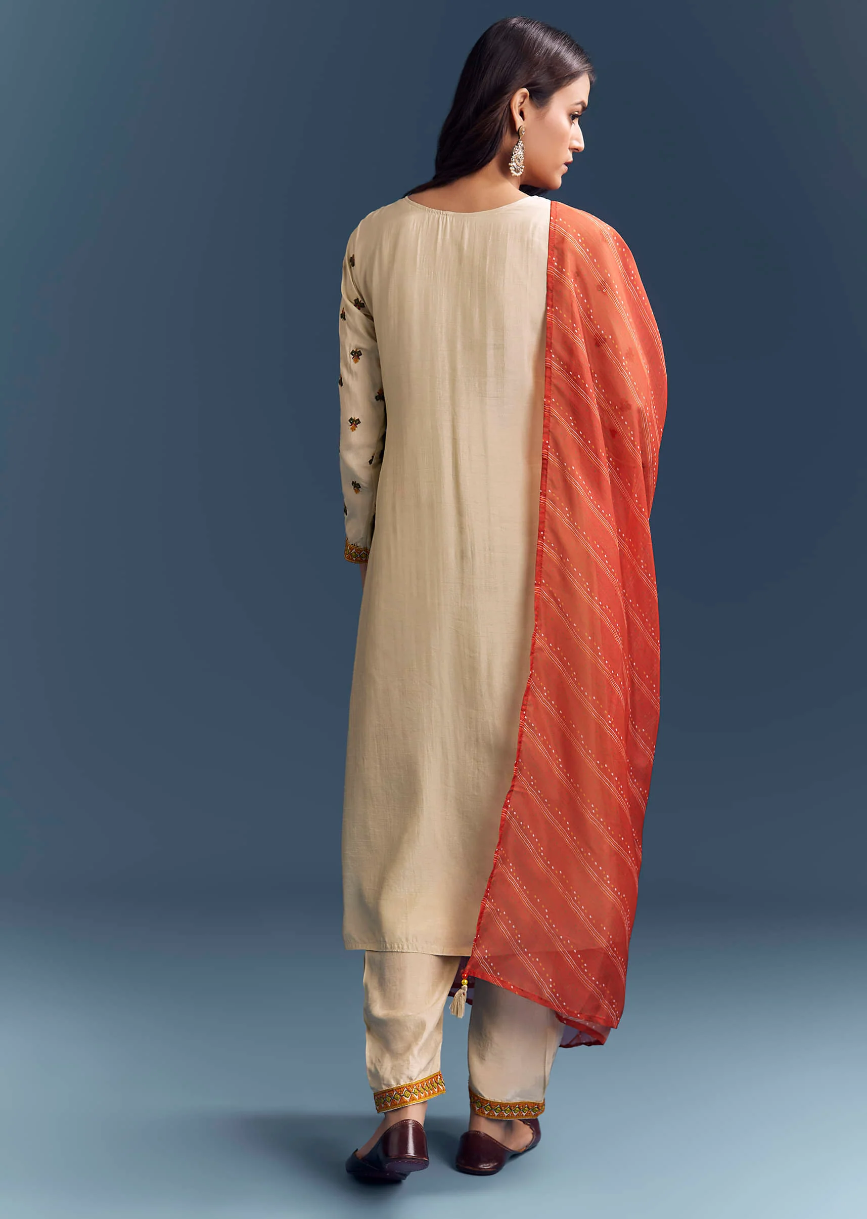 Cream Silk Kurta Set With Delicate Resham Work - Image 5