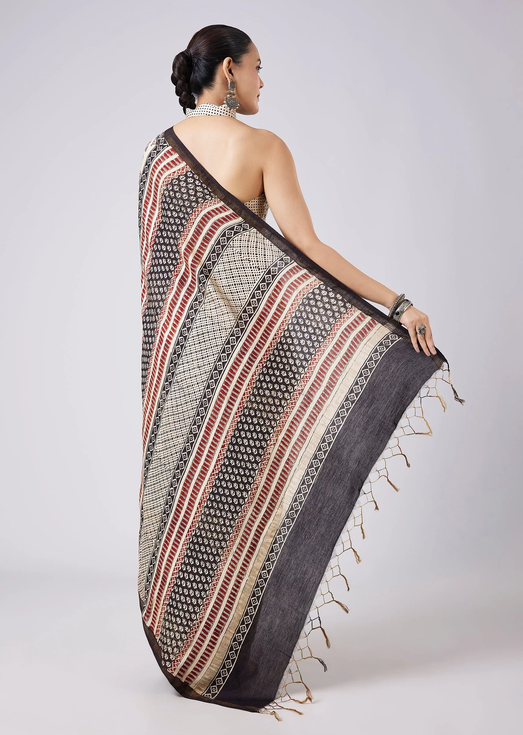 Cream Tassel Border Printed Saree with Unstitched Blouse - Image 4