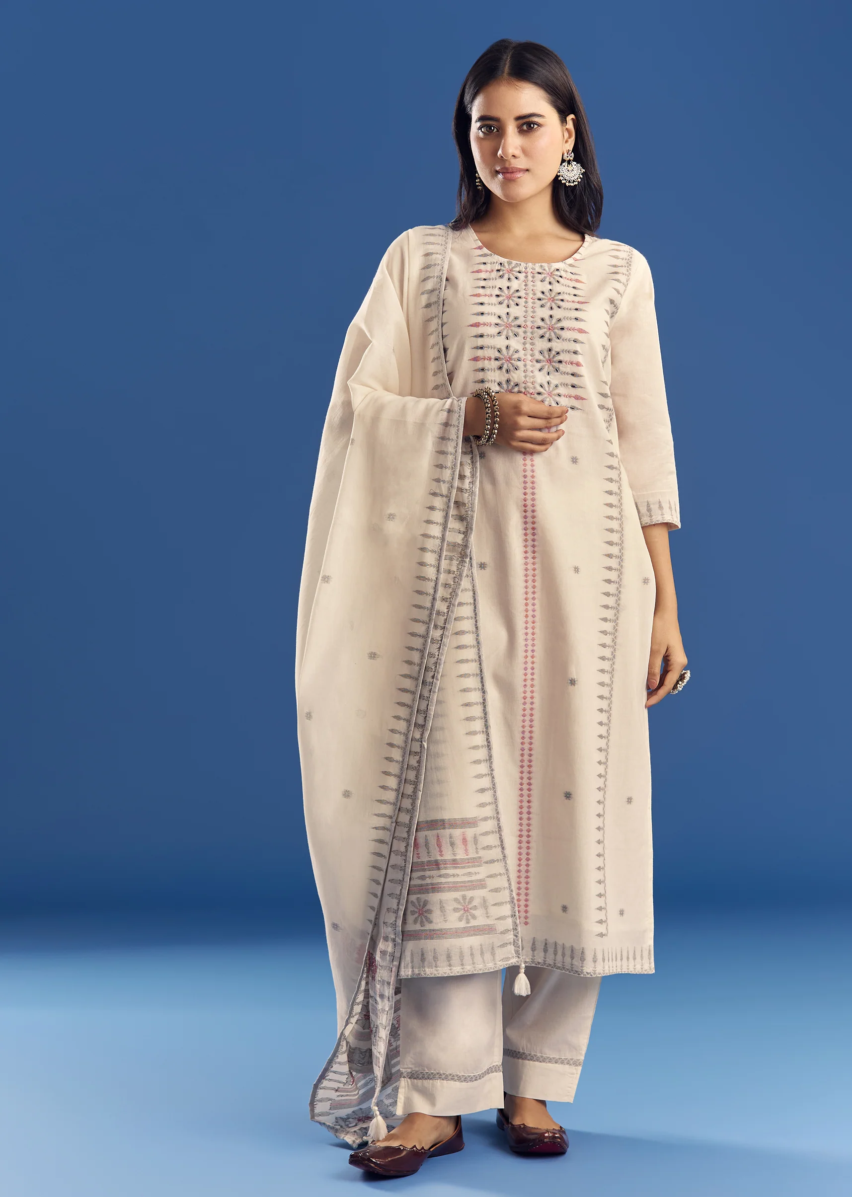Ivory Thread Weave Mul Cotton Kurta Set With Dupatta - Image 3
