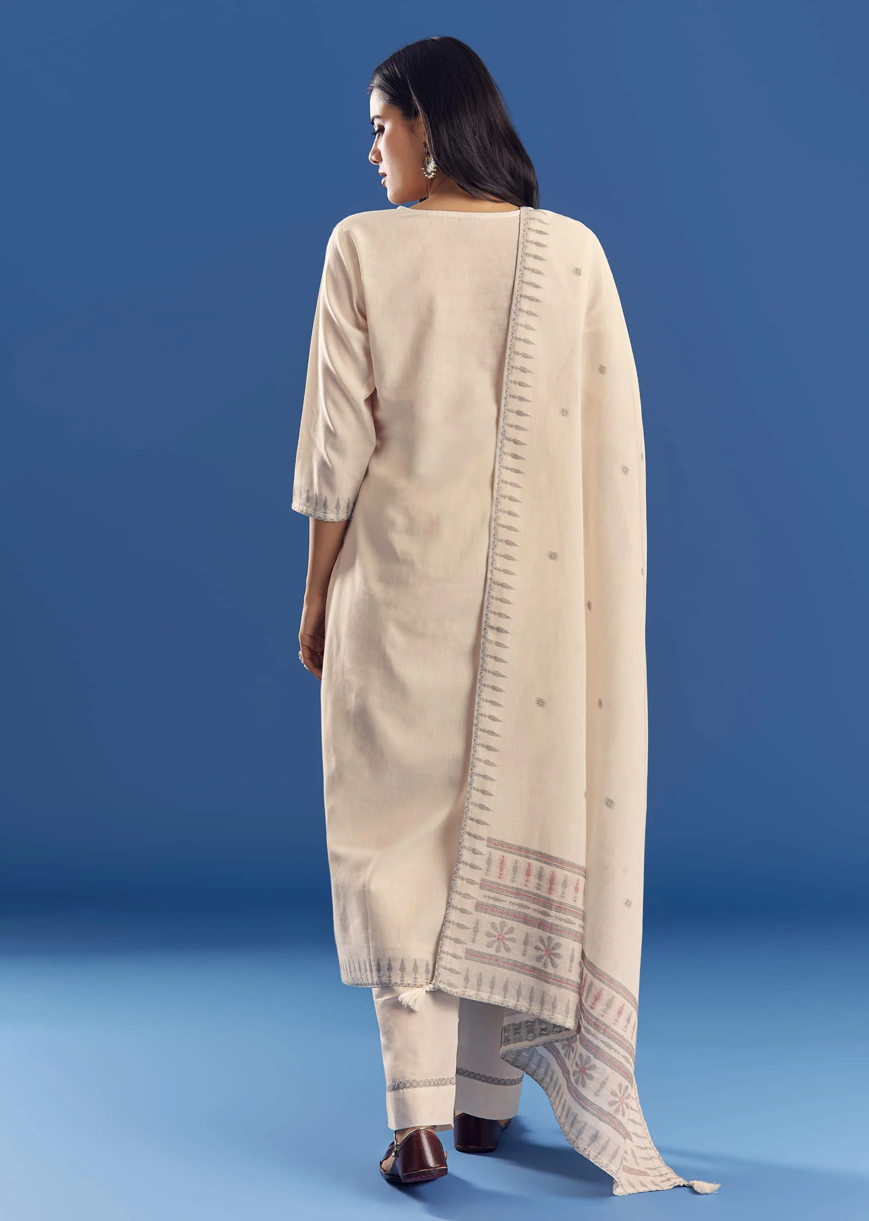 Ivory Thread Weave Mul Cotton Kurta Set With Dupatta - Image 5