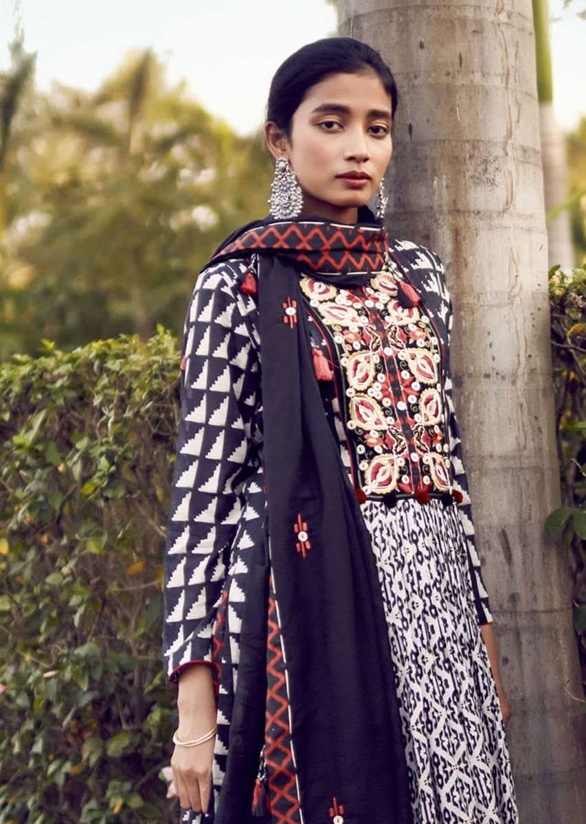 Off White A Line Suit In Cotton With Black Tribal Print With Colorful Resham Flowers On The Yoke Online - Kalki Fashion - Image 3