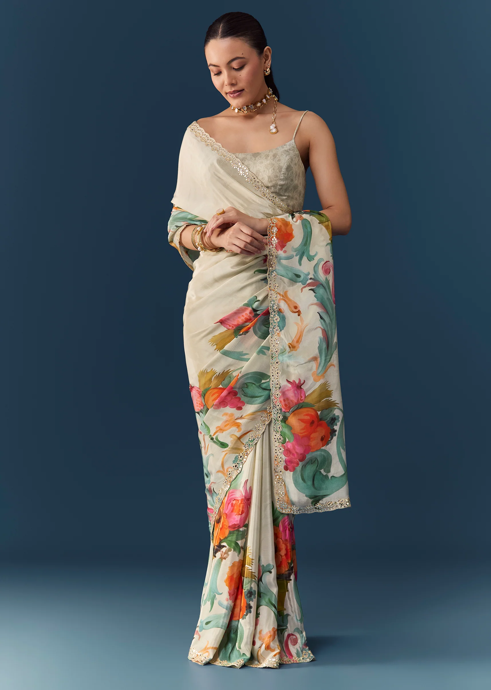 Off White Silk Printed Saree with Blouse Fabric - Image 3