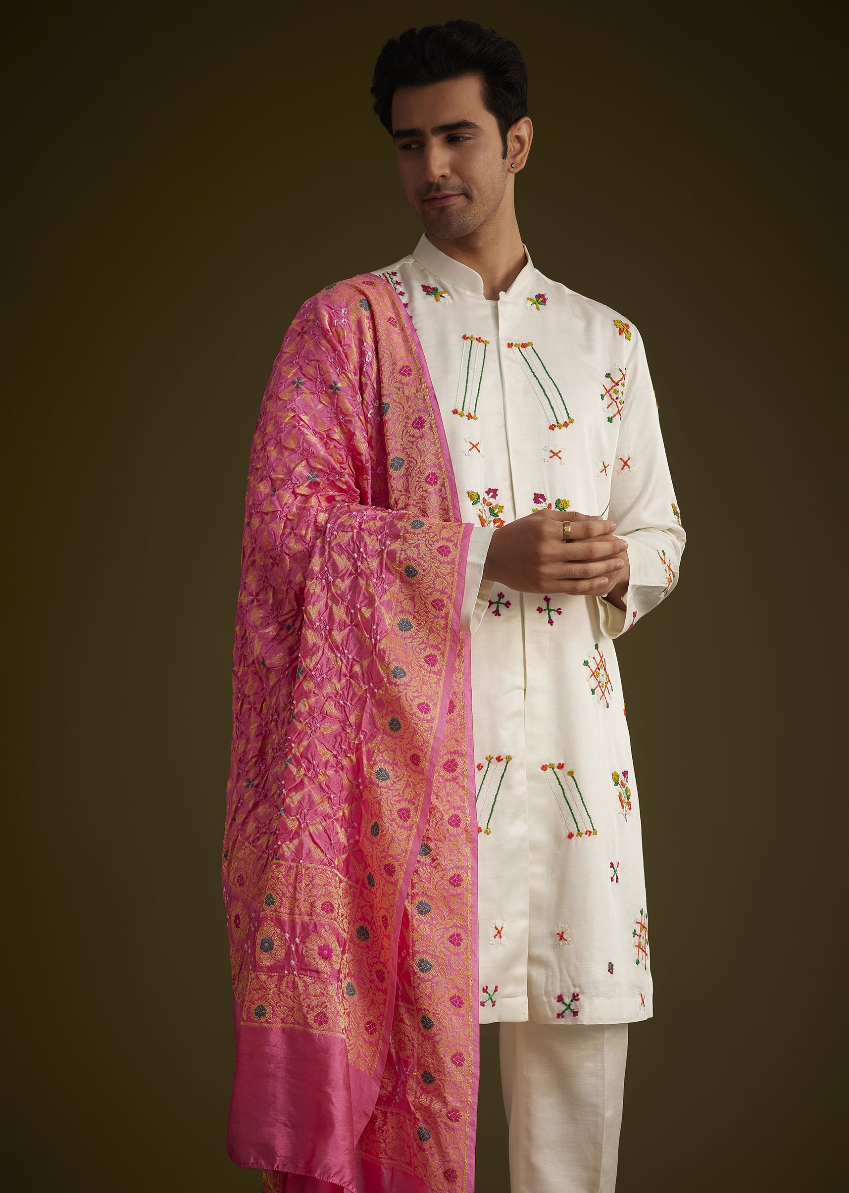 Off White Silk Thread Embroidered Kurta Set With Bandhani Dupatta - Image 4