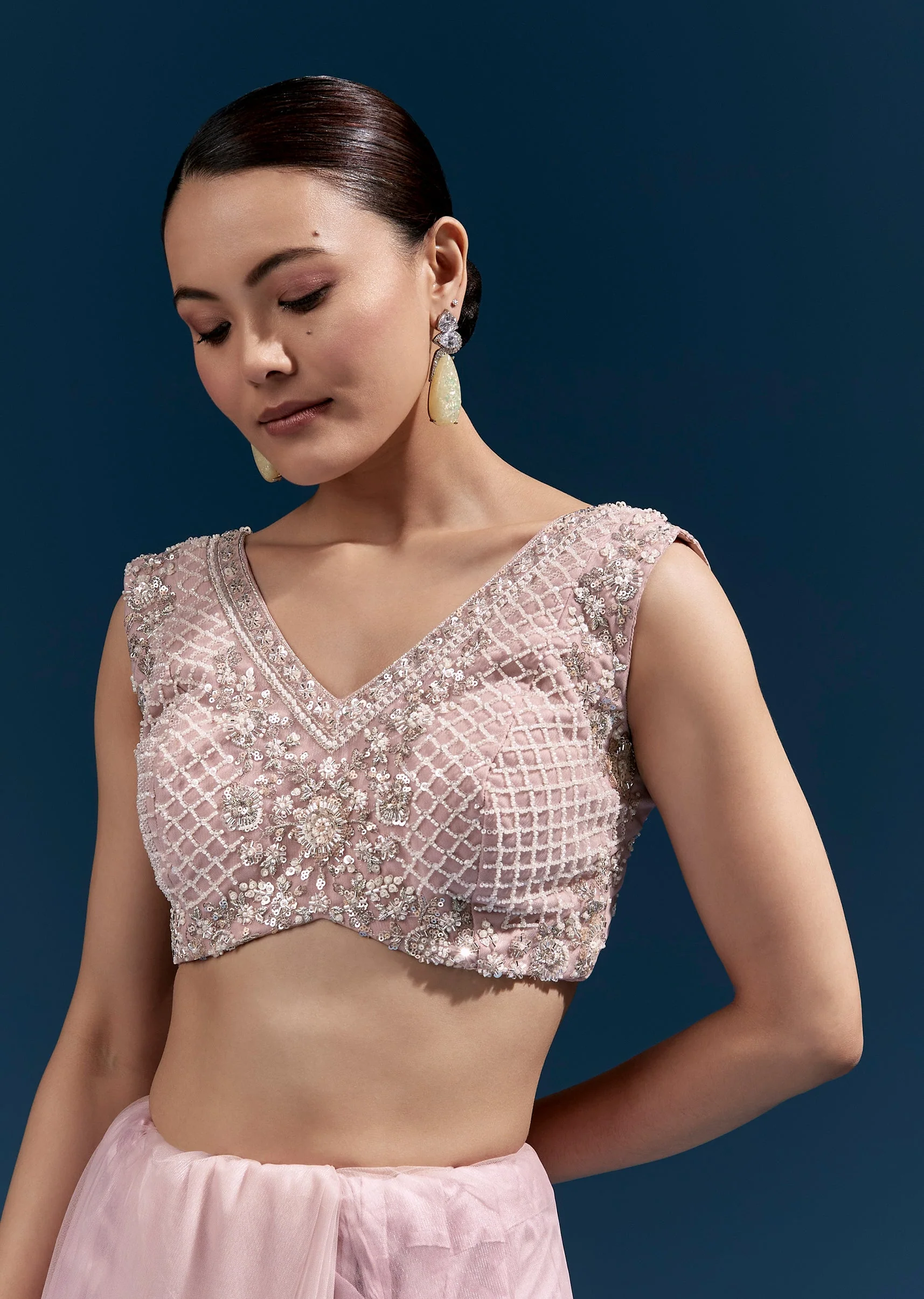 Pink Heavy Embroidered Net Saree With Scalloped Border And Tasselled Pallu - Image 7
