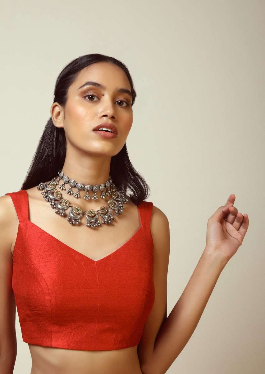 Red Sleeveless Blouse In Raw Silk With V Cut Neckline And Side Zip Closure - Image 3