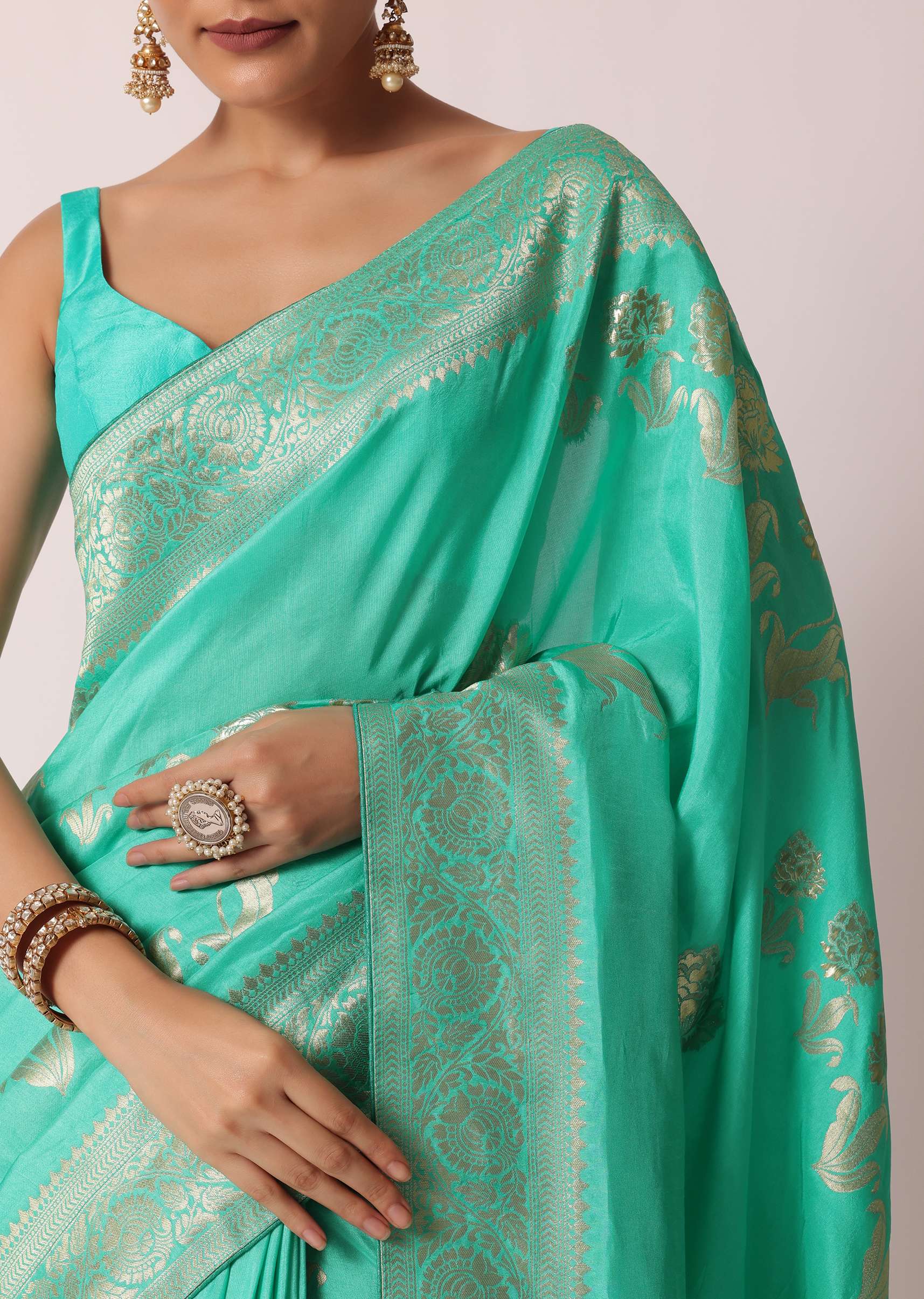 Turquoise Banarasi Saree With Floral Jaal Zari Pallu And Unstitched Blouse Piece - Image 5