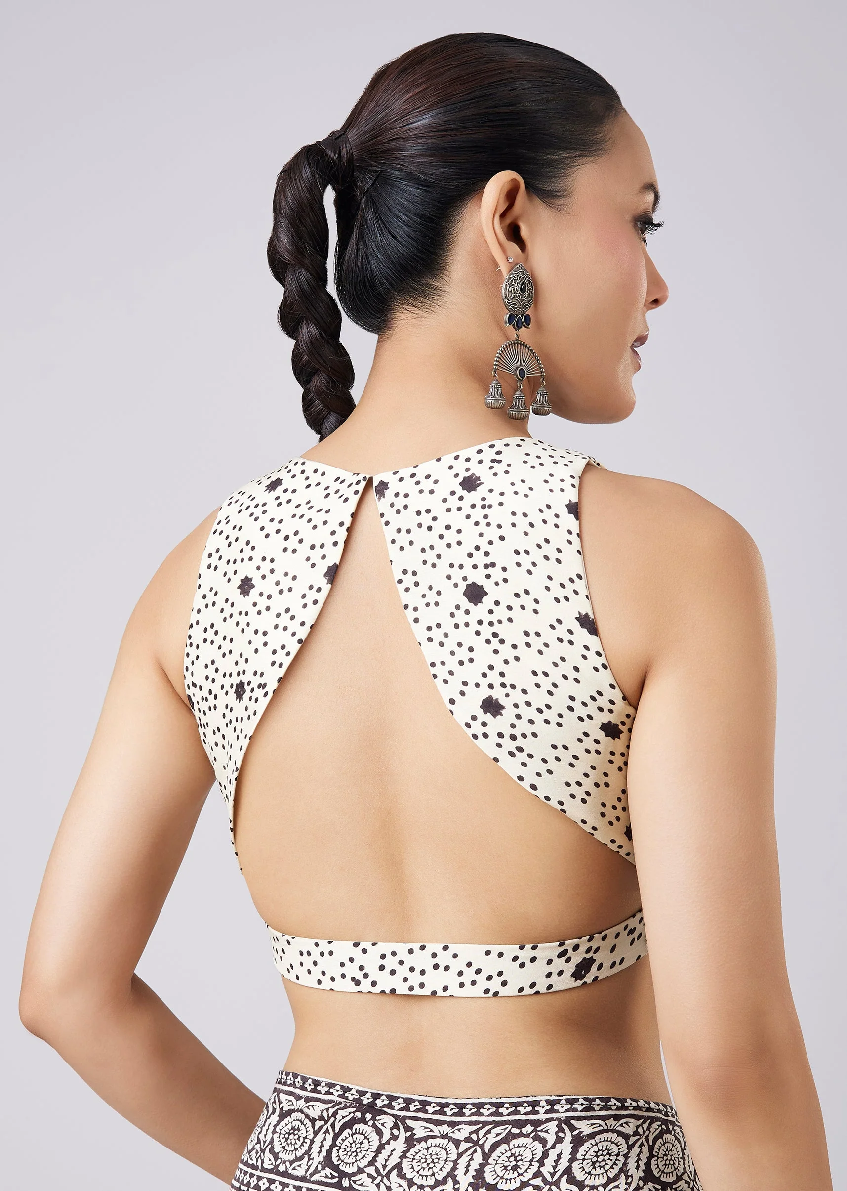 White Block Printed Motif Saree with Unstitched Blouse - Image 8