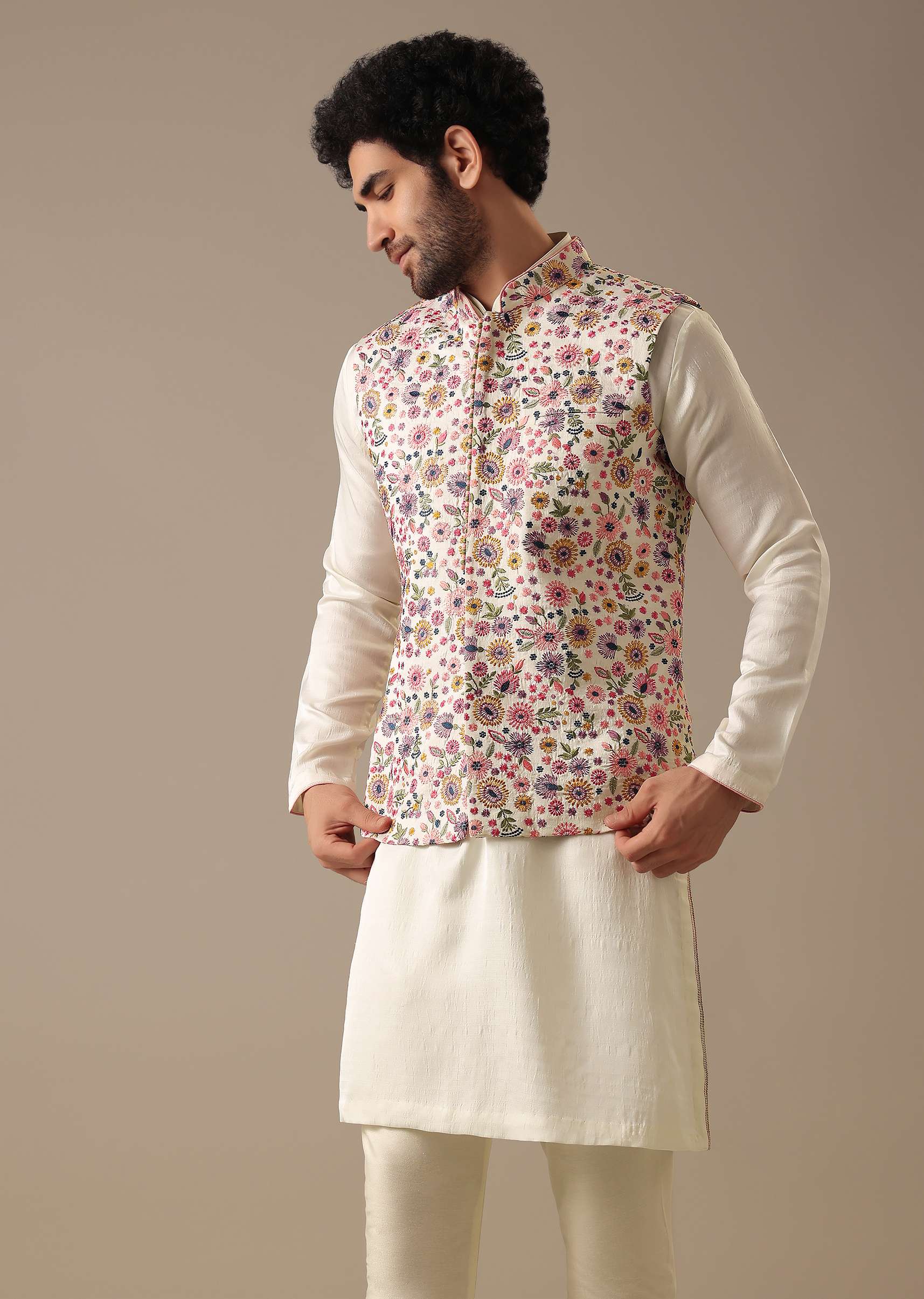 White Floral Bundi & Kurta Set In Silk - Image 3