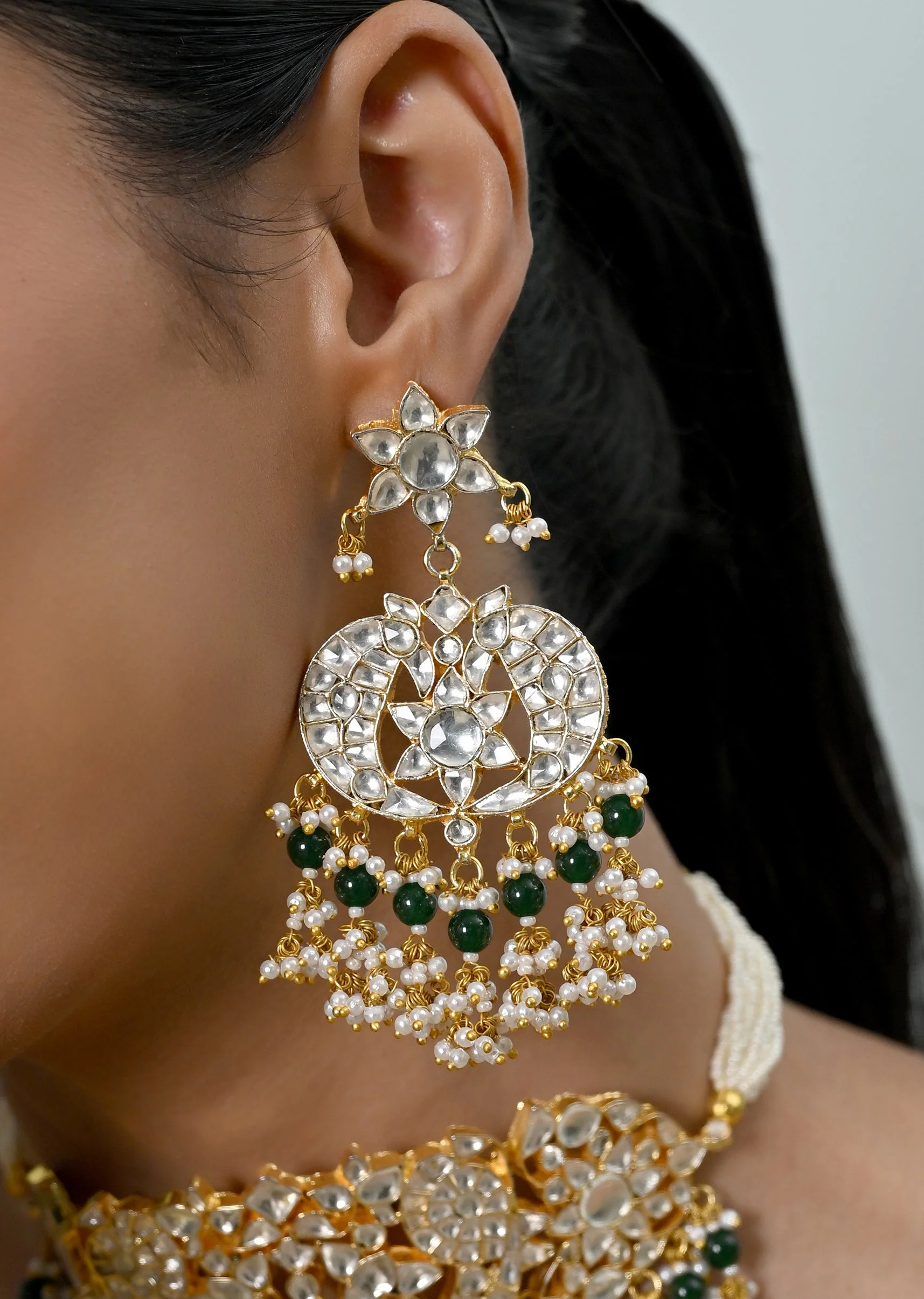 White Jadau Kundan Choker Set With Earrings And Tika - Image 2