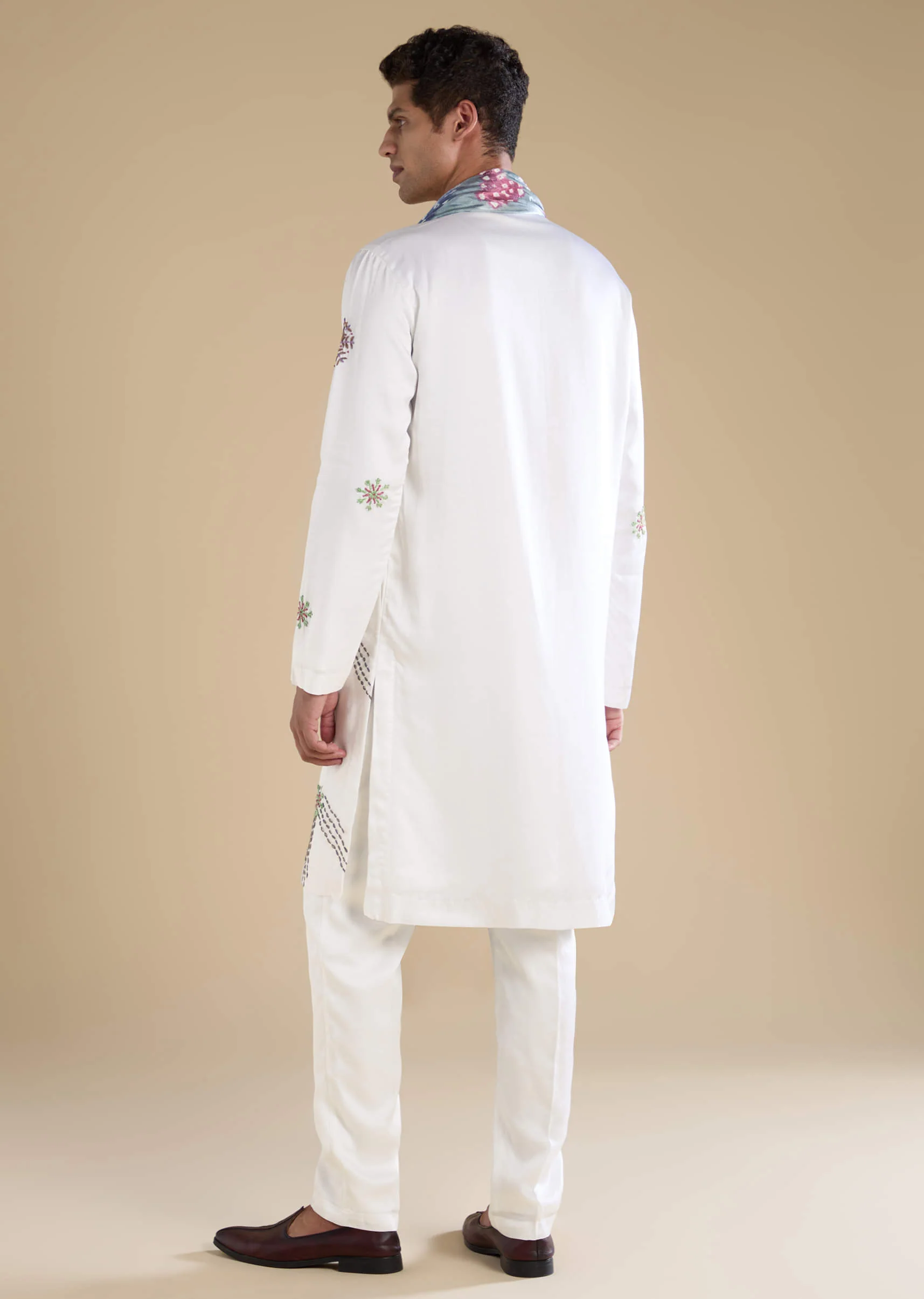 White Men's Kurta Set With Hand Dyed Bandhani Dupatta - Image 5