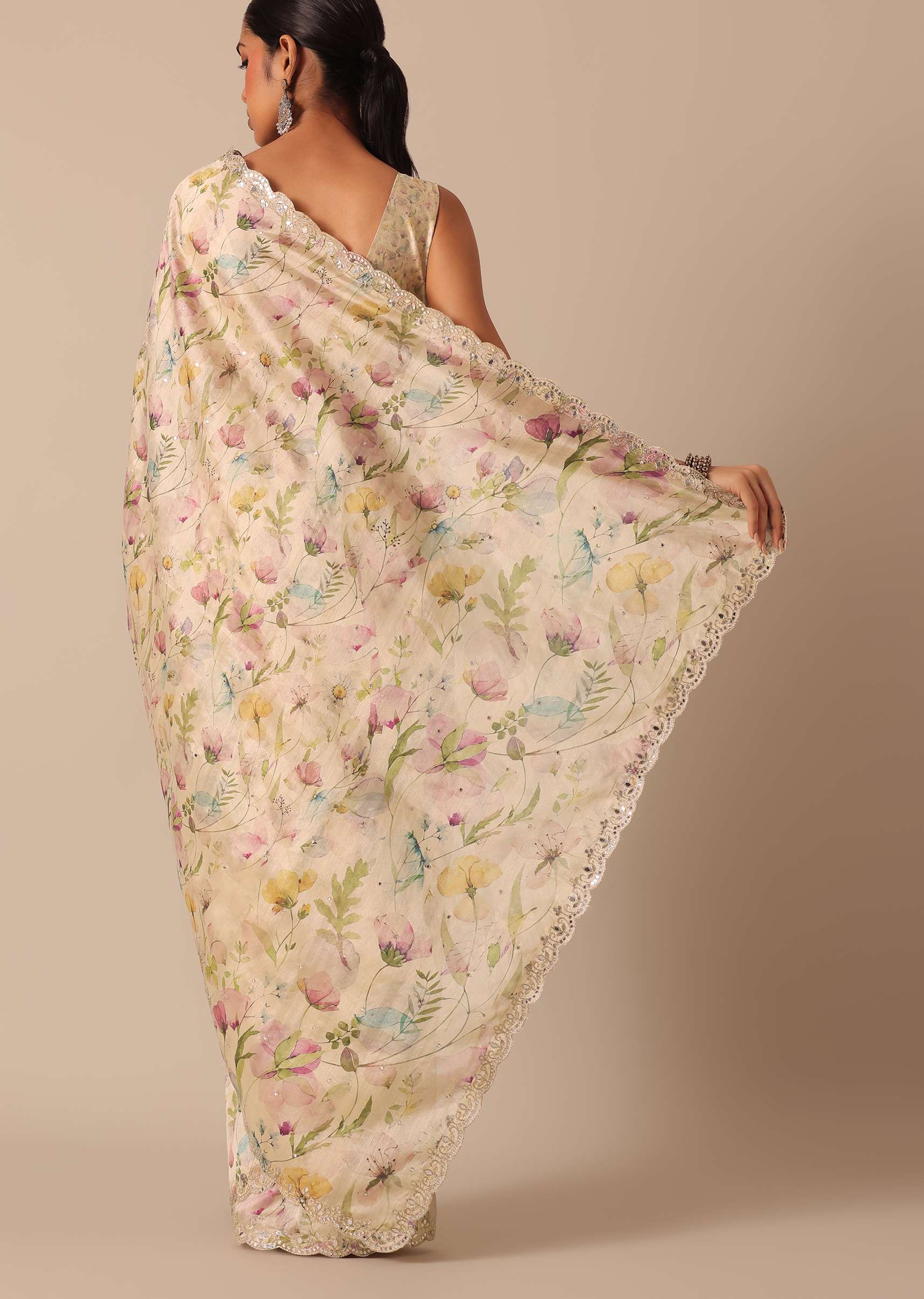 White Saree With Cutwork Scallop Border In Tussar And Unstitched Blouse Piece - Image 4