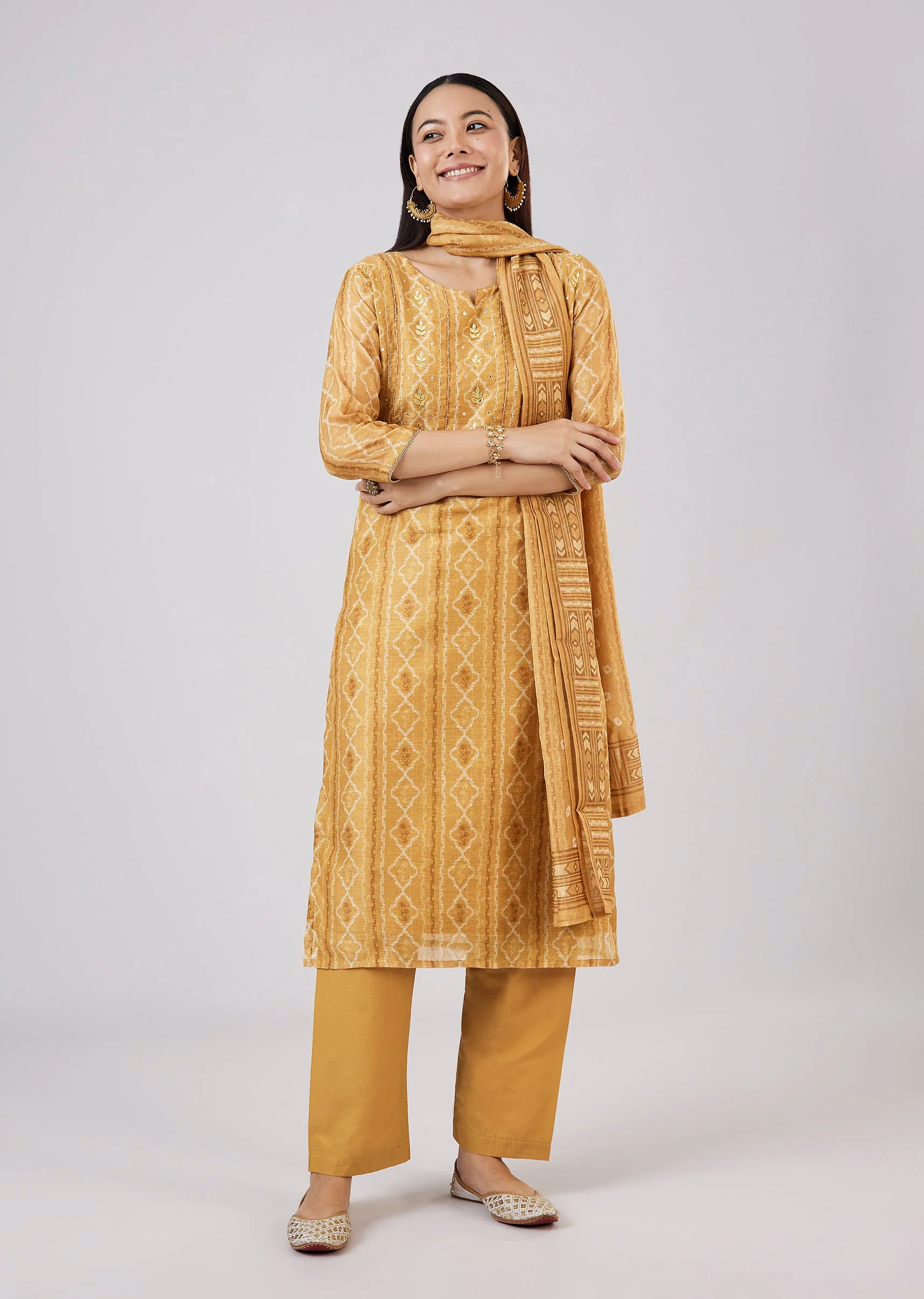 Yellow Chanderi Printed Kurta Set With Gotta Patti Work - Image 3
